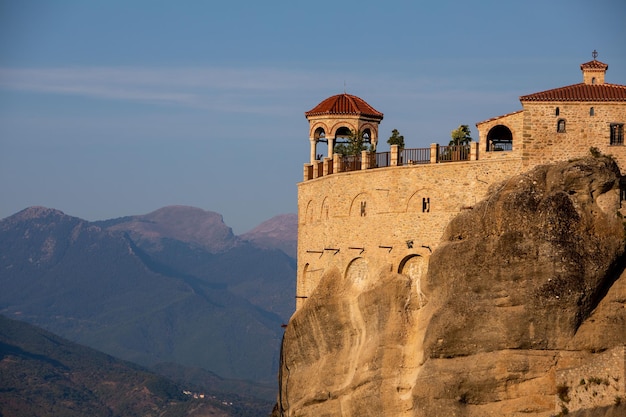 Podróżuj zabytkowy klasztor meteora na szczycie gór Tesalii w Grecji