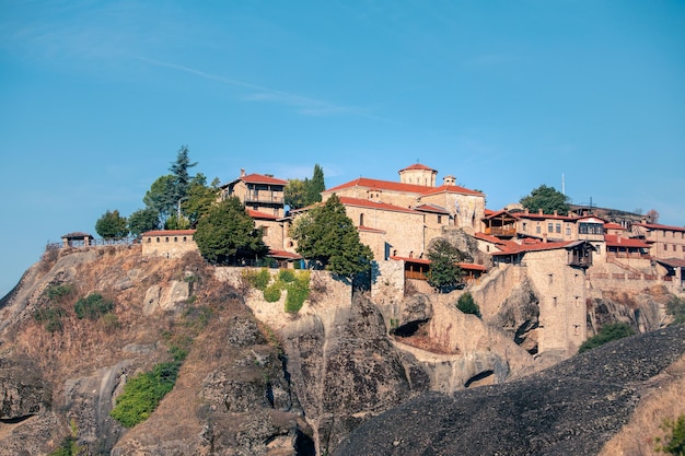 Podróżuj zabytkowy klasztor meteora na szczycie gór Tesalii w Grecji