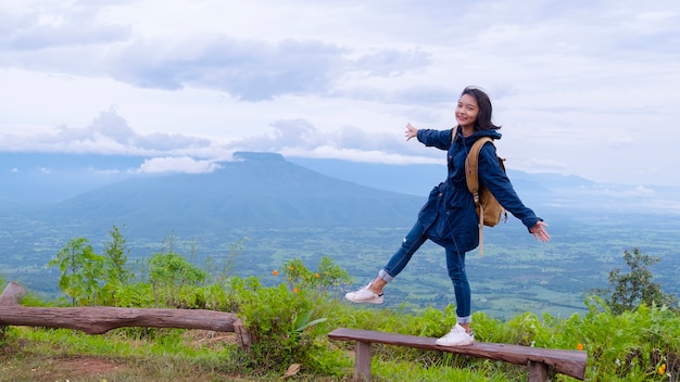 Podróżująca młoda dziewczyna na szczycie z pięknym panoramicznym widokiem na Loei Thailand