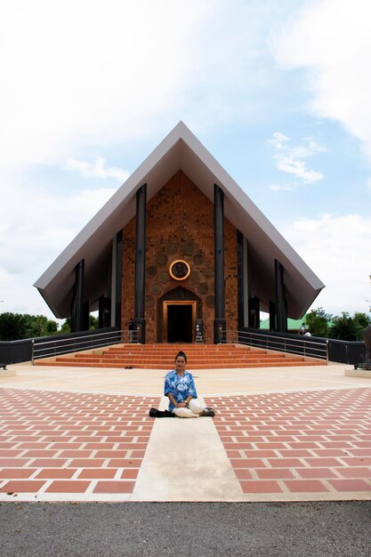 Podróżujące tajskie kobiety odwiedzają szanując modlitwę i robią zdjęcia z Muzeum Ajahn Luang Ta Maha Bua Mahathera w Wat Pa Baan Taad lub świątyni leśnej Ban Tat 15 listopada 2020 r. w Udon Thani w Tajlandii
