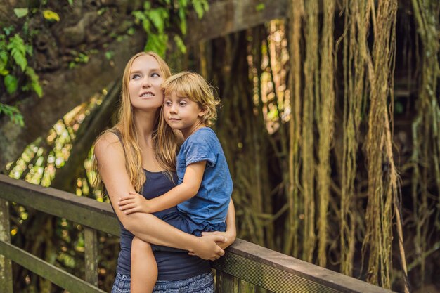 Podróżujący Mama I Syn Odkrywają Las Ubud W Małpim Lesie, Bali, Indonezja. Podróżowanie Z Koncepcją Dzieci