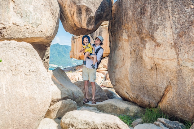 Podróżujący z ojcem i synem przylądek Hon Chong, kamień ogrodowy, popularne miejsca turystyczne w Nha Trang. Wietnam