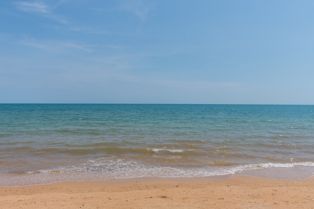 Podróżuje plażę i tropikalnego morze z niebieskim niebem w naturze