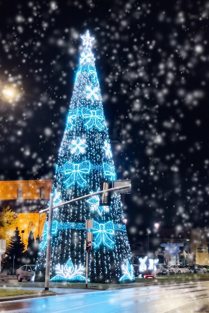 Podświetlana choinka na zewnątrz. Świąteczne oświetlenie uliczne