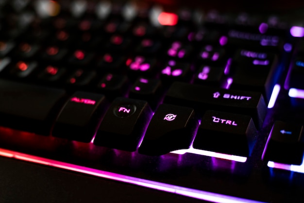Podświetlana klawiatura do gier w ciemności, zdjęcie makro