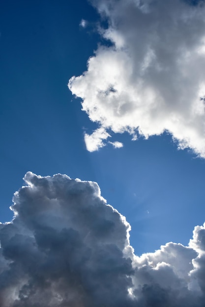 Zdjęcie podświetlane chmury stratocumulus z błękitnym niebem w tle