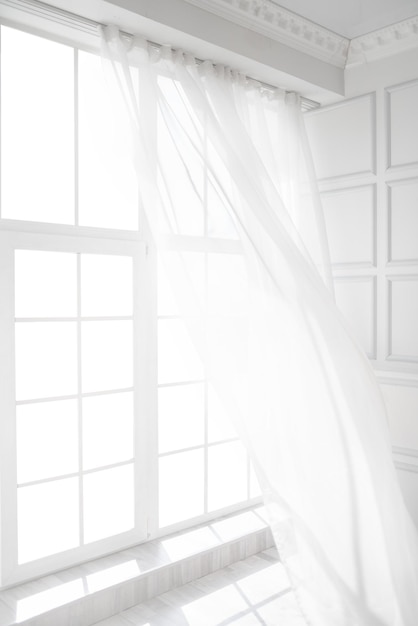 Podświetlane okno z białymi zasłonami w pustym pokoju. Abstrakcyjne wnętrze