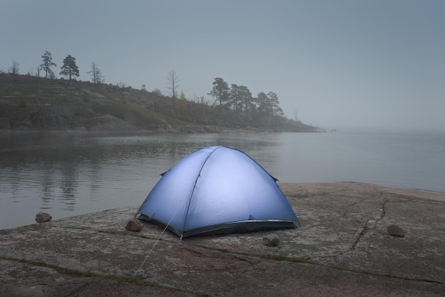 Podświetlany namiot Atmosferycznie piękna lokalizacja Granitowy brzeg zatoki