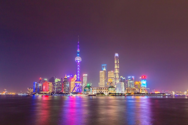 Podświetlany panoramiczny panoramę Szanghaju w nocy. Dzielnica finansowa Lujiazui i rzeka Huangpu. Widok z nabrzeża Bundu. Chiny.