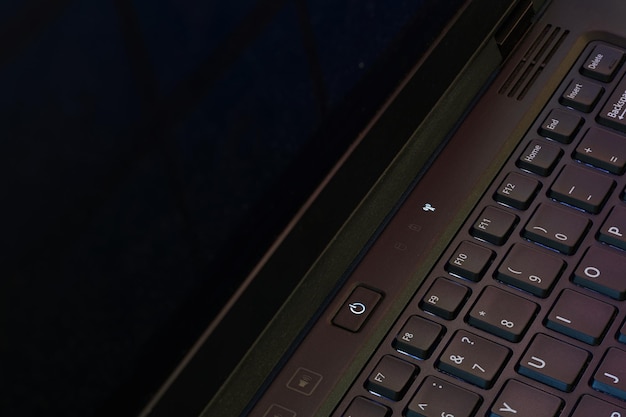Podświetlany przycisk zasilania i część klawiatury laptopa Widok zbliżenia