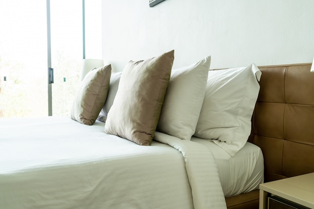 poduszka na dekorację łóżka we wnętrzu sypialni