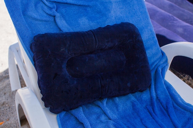 Poduszka na ręcznik na leżaku na plaży