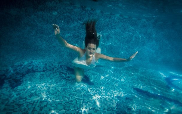 Podwodne Ujęcie Kobiety Z Długimi Włosami Pływającej W Basenie