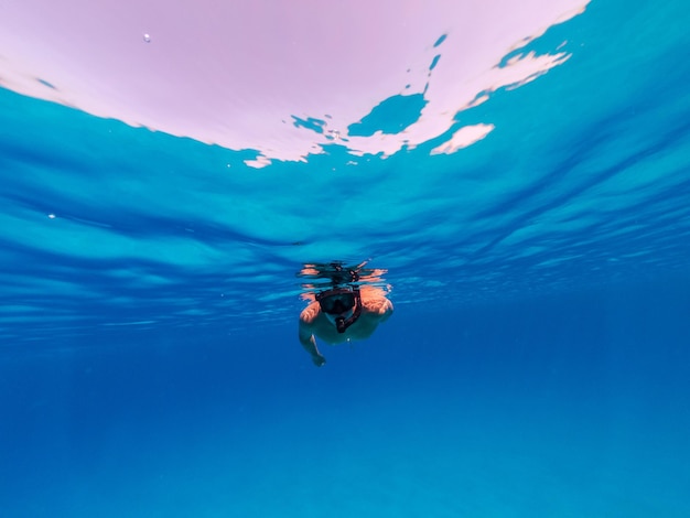 Podwodne zdjęcia freediver pływają w czystym morzu
