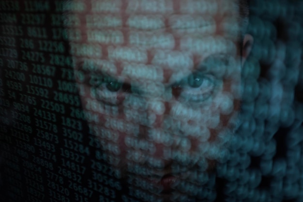 Zdjęcie podwójna ekspozycja człowieka z kodami binarnymi