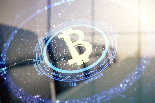 Podwójna ekspozycja kreatywnego hologramu symbolu Bitcoin na tle nowoczesnej sali konferencyjnej Koncepcja górnictwa i blockchain