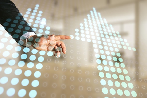 Podwójna ekspozycja męskich kliknięć dłoni na abstrakcyjny hologram wirtualnych strzałek w górę na niewyraźnym tle biurowym Koncepcja ambicji i wyzwań