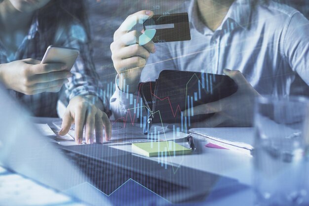 Podwójna ekspozycja mężczyzny i kobiety robiących zakupy online trzymających kartę kredytową i wykres hologramu forex Rysunek giełdy Ecommerce płacić online koncepcja