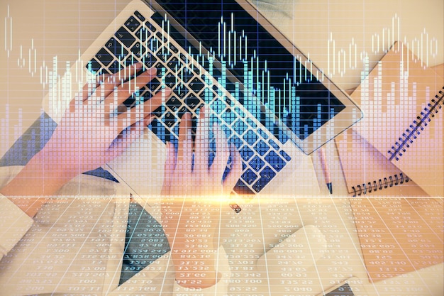 Zdjęcie podwójna ekspozycja rąk kobiet pracujących na komputerze i wykres hologramowy wykres top view koncepcja analizy finansowej