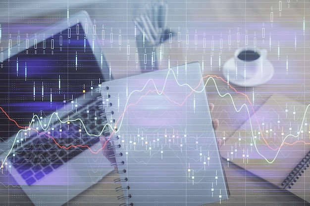Podwójna ekspozycja rąk kobiety biznesmenki piszącej na komputerze i rysowanie hologramu wykresu Forex Koncepcja analizy finansowej