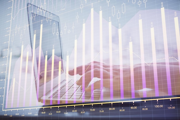 Podwójna ekspozycja rąk kobiety piszącej na komputerze i rysowanie hologramu wykresu Forex Koncepcja analizy rynku akcji