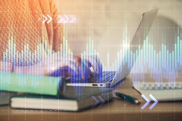 Podwójna ekspozycja rąk kobiety piszącej na komputerze i rysowanie hologramu wykresu Forex Koncepcja analizy rynku akcji