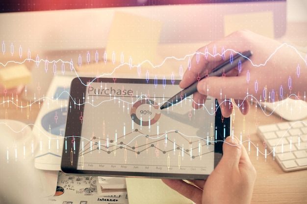 Podwójna ekspozycja rąk mężczyzny trzymającego i korzystającego z telefonu i rysowania wykresów finansowych Koncepcja analizy rynku