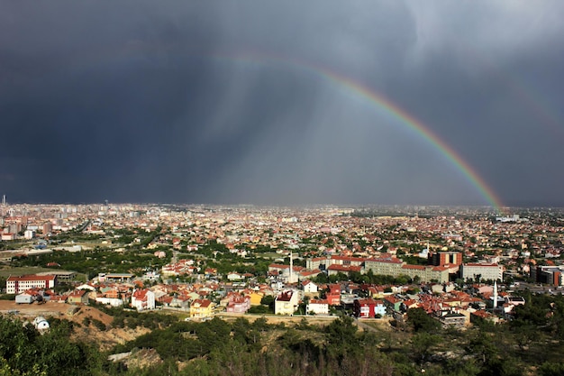 Podwójna tęcza na niebie Miasto Konya Turcja