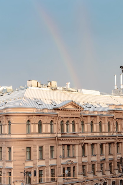 Podwójna tęcza na niebie po deszczu nad dachami st