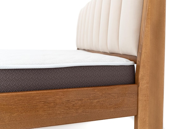 Podwójne łóżko z materacem na białym tle. Fragment łóżka