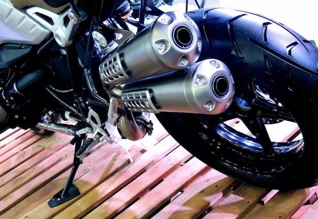 Zdjęcie podwójne rury wydechowe współczesnego motocykla