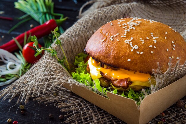 Podwójny Burger Serowy Z Pomidorem I Cebulą.