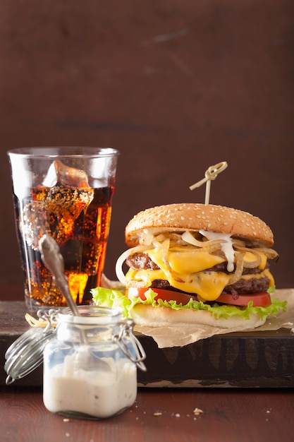 Podwójny cheeseburger z pomidorem i cebulą