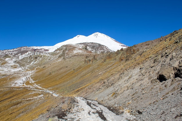 Podwójny szczyt góry Elbrus, najwyższa góra w Europie, błękitne niebo z miejscem na kopię tekstu