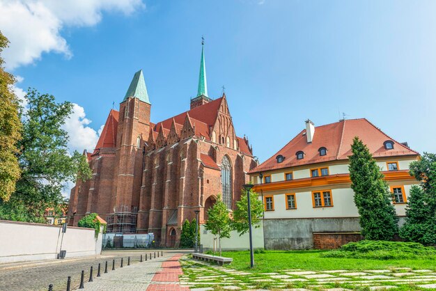 Zdjęcie podwórko katedry wrocławskiej