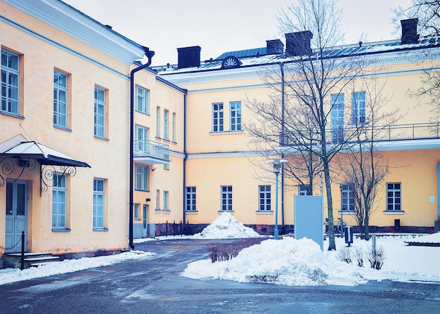 Podwórko Uniwersytetu Helsińskiego w centrum Helsinek, Finlandia zimą.