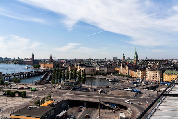 Podwyższone drogi przy jeziorze w gamla stan na tle nieba