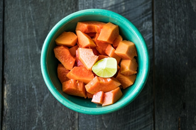 Zdjęcie podzielona na kawałki papaya na stole w kuchni słodka dojrzała pomarańczowa papaya gotowa do jedzenia