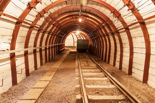 Podziemna kopalnia węgla z torami kolejowymi