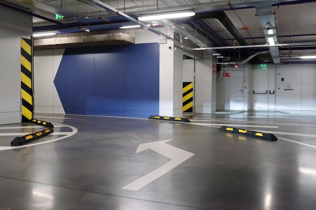 Podziemny garaż wnętrze parkingu