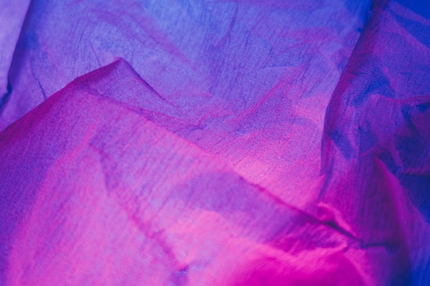 Pognieciony papier tekstury ultrafioletowe tło różowe
