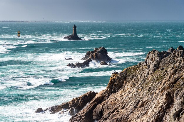 Pointe du Raz Bretania Gigantyczne fale Oceanu Atlantyckiego rozbijają się o skały