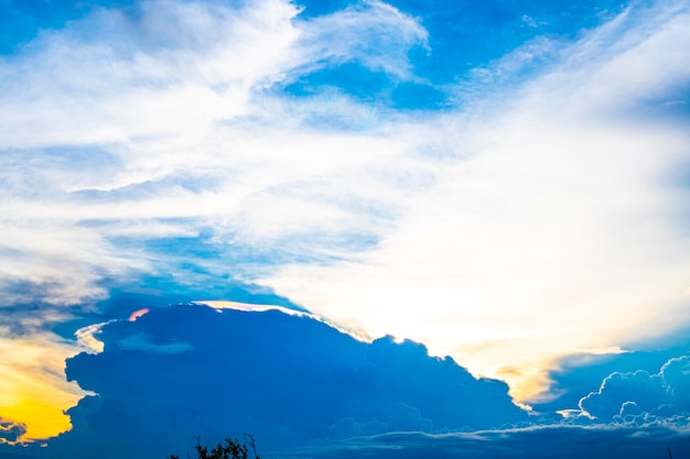 Pojawia się Rainbow Opalizująca Chmura Pileus