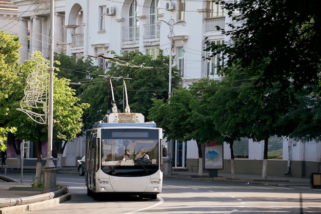 Pojazd komunikacji miejskiej, autobus miejski na drodze ulicznej