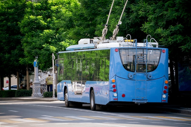 Pojazd komunikacji miejskiej, autobus miejski na drodze ulicznej