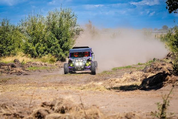 Pojazd UTV kopie piasek na wydmie Ekstremalna adrenalina 4x4