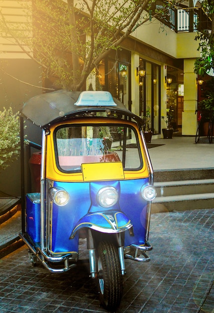 Zdjęcie pojazdy miejskie są używane do podróżowania po bangkoku.