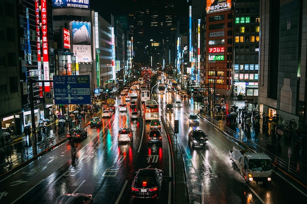 Pojazdy na drogach w Tokio w nocy