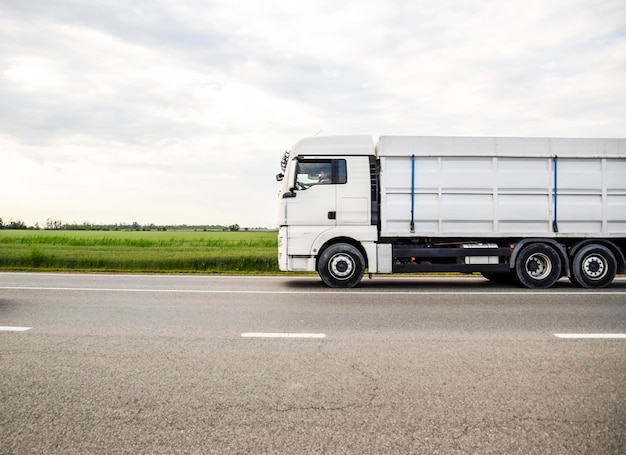 Pojazdy towarowe na torze Wagon towarowy Ciężarówka