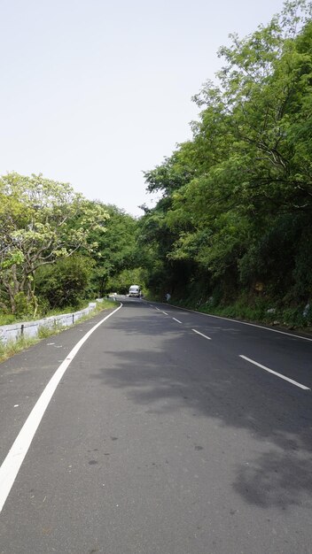Pojazdy turystów w pięknej malowniczej drodze do Kodaikanal wzgórza bujnie zielone Drzewa i skały